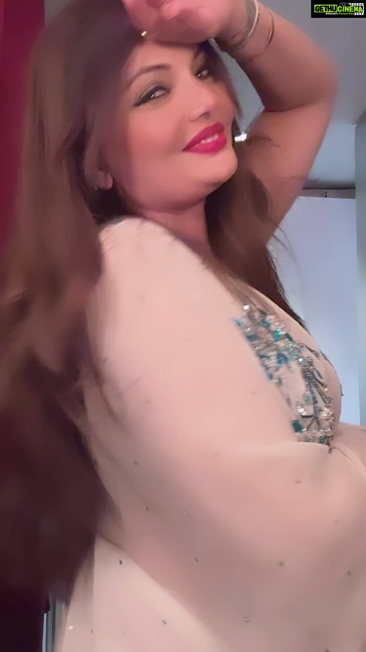 Deepshikha Nagpal Instagram - I owe it to myself to look the best I’ve ever looked. Make more money than I ever made, & love myself more than I ever did. . . #❤️ #smile #trendingreels #reelsinstagram #selfcare #selflove #smile #happy