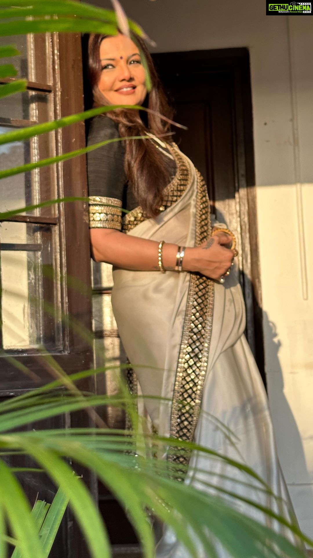 Deepshikha Nagpal Instagram - “Be the love ….. you never received ❤️”. . . #love #smile #selfcare #selflove #blessed #smile #happysunday #enjoy #trendingreels #reelsvideo . . Shot by @vanzzz_official