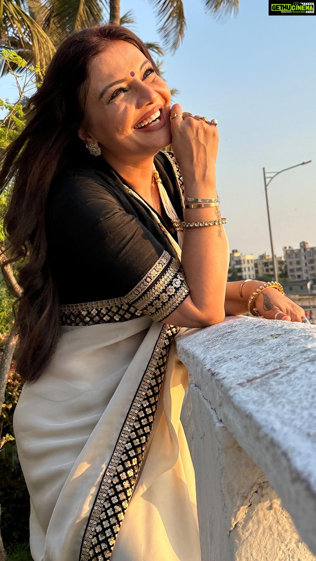 Deepshikha Nagpal Instagram - Jadu hai Nasha hai …….. . . #jadu #nasha #love #songs #sunset #beauty #smile #happiness #beauty #trendingreels #reelsvideo #❤️