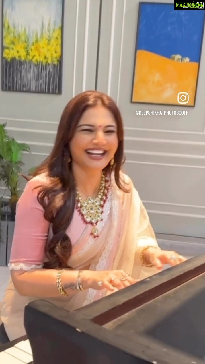 Deepshikha Nagpal Instagram - “A queen will always turn pain in to power ❤️”. . . #queen #pain #power #swag #attitude #smile #❤️ #trendingreels #reelsinstagram