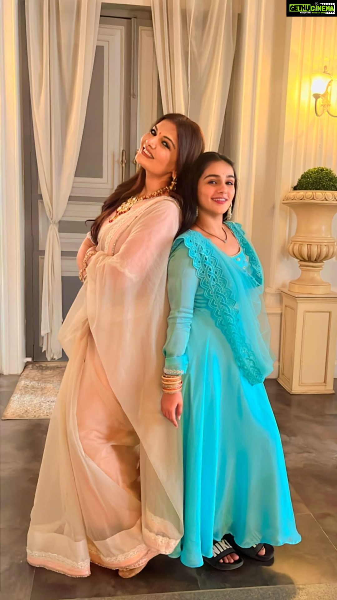 Deepshikha Nagpal Instagram - 2min mein Maggie bane na bane hamari reel pakka ban jaati hai! 😎🪩 . . . #naumrakiseemaho #VIDHI&MUMMYJI!🔥 #BLESSED🙏🏻🧿