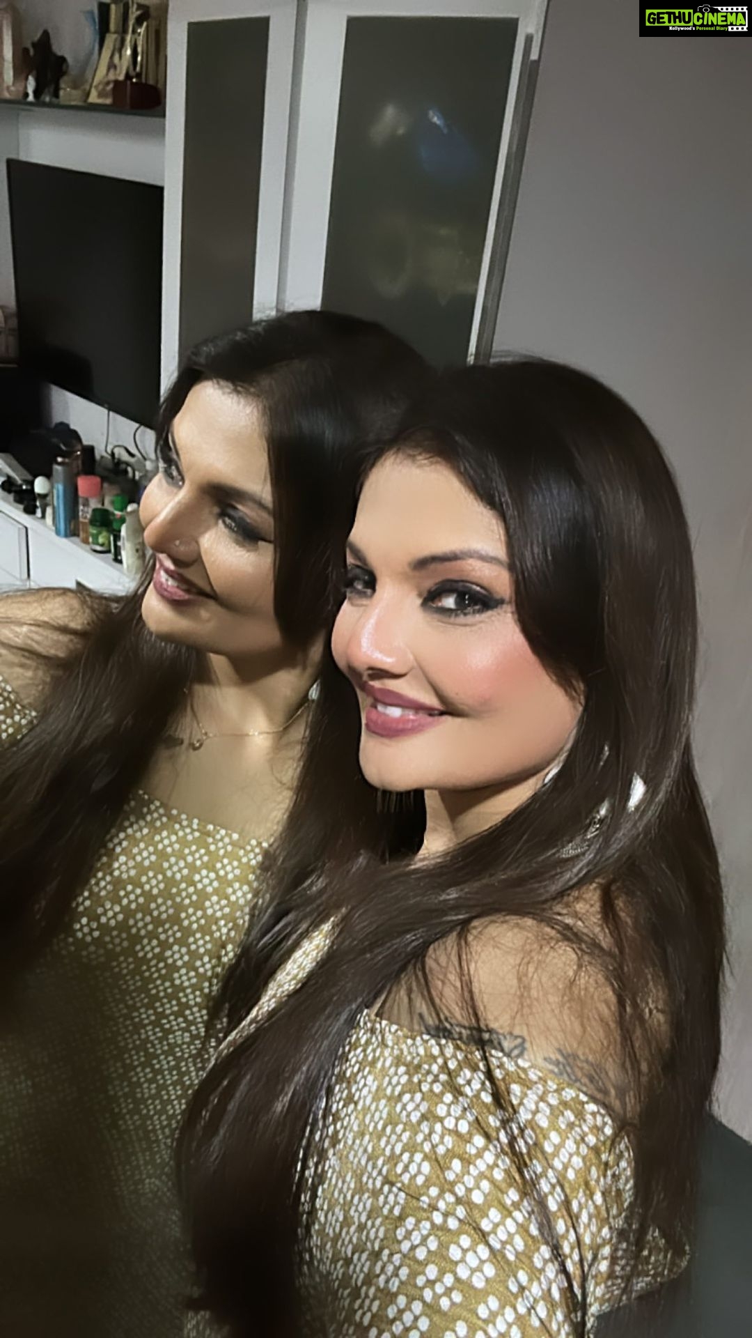 Deepshikha Nagpal Instagram - Be determined to live in the light.” .. . . #smile #attitude #swag #shine #keepsmiling #positivity #vibes #award #night #bombaytimes .#ttending #reelsindia