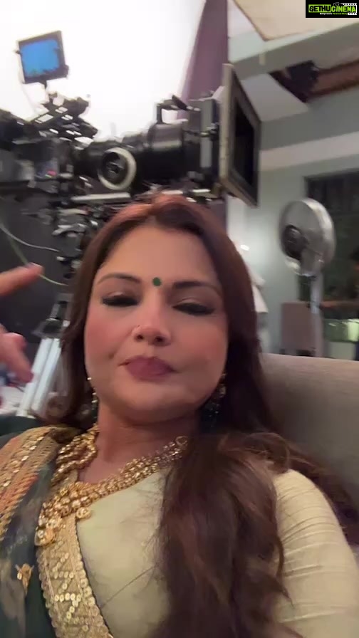 Deepshikha Nagpal Instagram - Fun time from the set. . . . #naumerkiseemaho
