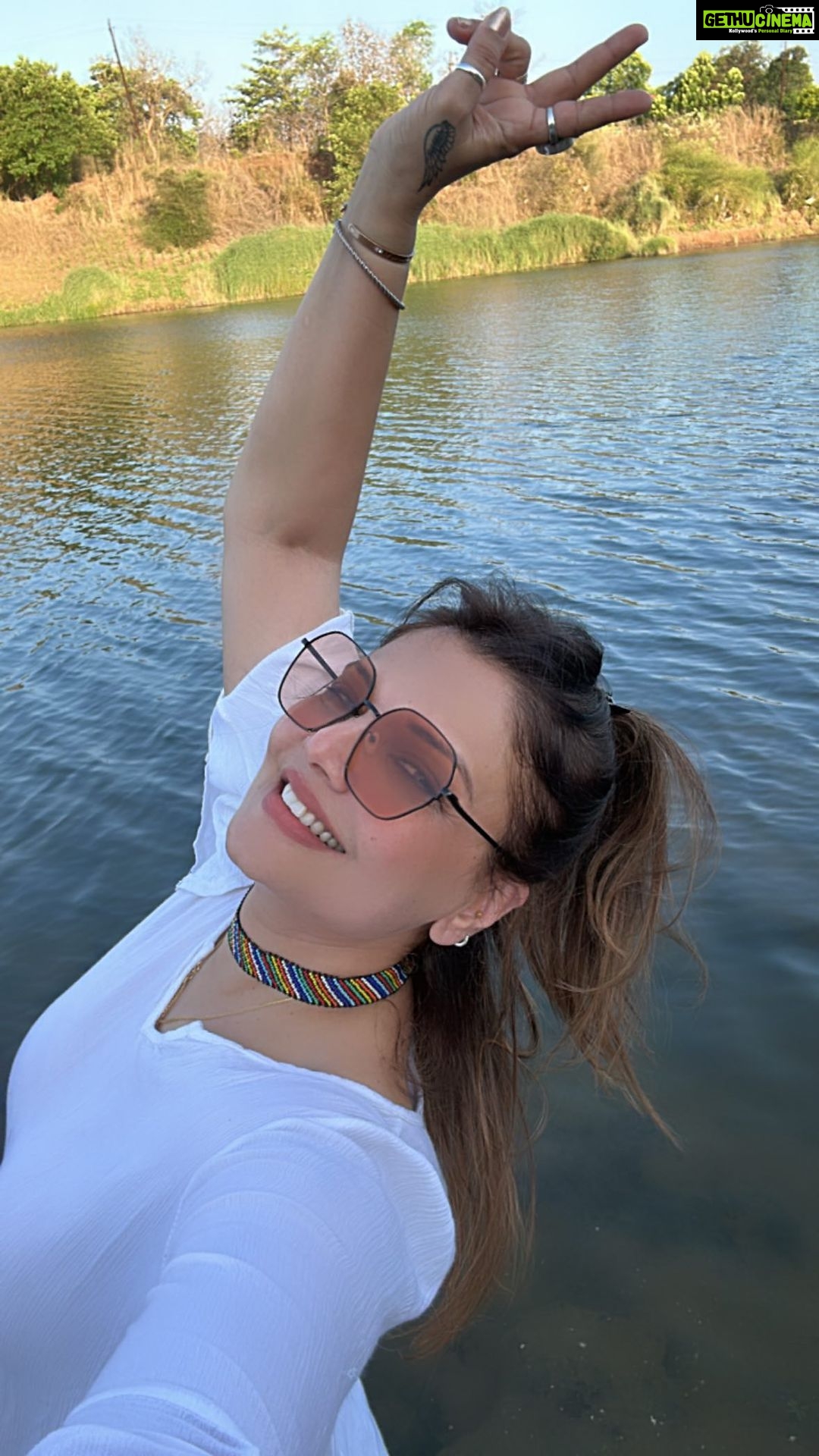 Deepshikha Nagpal Instagram - “COLORS ARE THE SMILES OF NATURE.”. . #❤️ #nature #smile #nature #beauty #positivity #positivevibes #vibes #trendingreels #reelsindia #attitude #swag