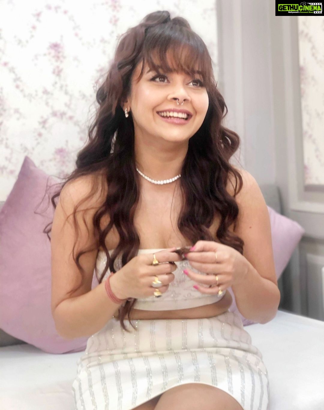 Devoleena Bhattacharjee Instagram - New journey in ishtyle To the new beginnings Game is ON ...... Styled by: @shikshabhansali_ 👗: @ranbirmukherjeeofficial 💄: @talesofshadows & team #devoleenabhattcharjee #devoleena #omggirl #biggboss15 #bb15 #newjourney #wildcard #style #devoasquad #devolians