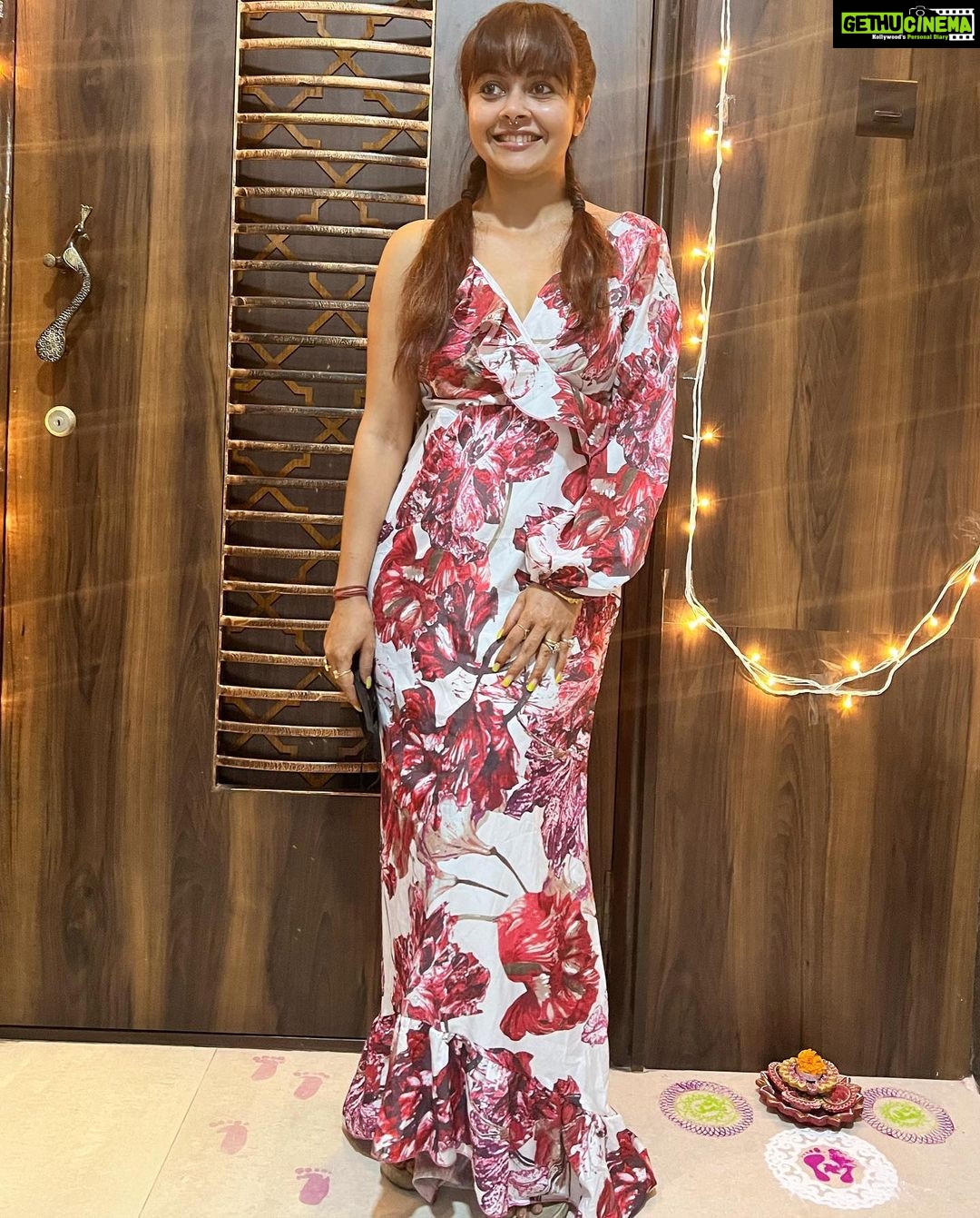 Devoleena Bhattacharjee Instagram - Blessed, pretty & out of the mix. 🥰 . . Outfit - @paparazzicloset #randomclick #devoleena #lovetogetclicked