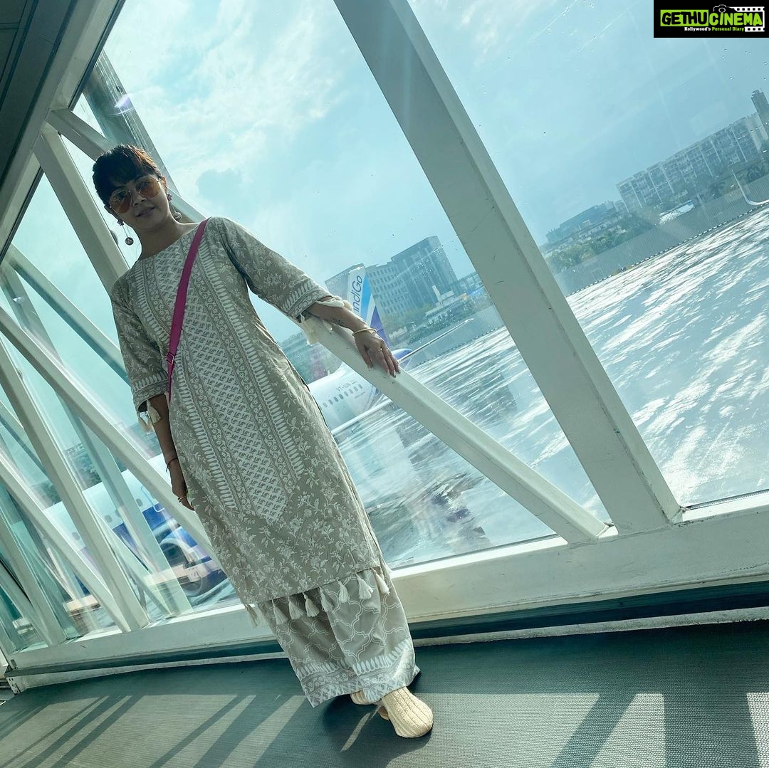 Devoleena Bhattacharjee Instagram - I should be so lucky to be a misfit. I aspire to be a misfit. 🌼 . . . Outfit - @rustorangedotcom @dinky_nirh