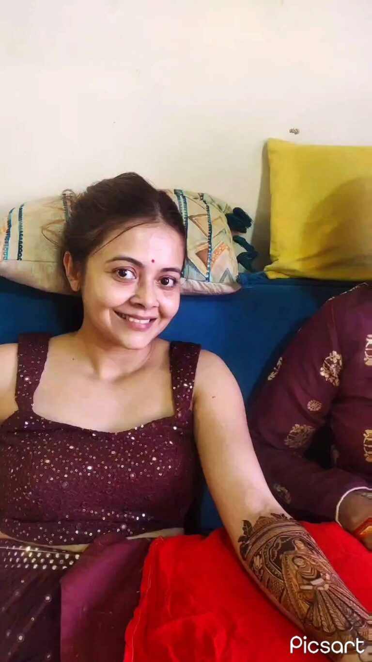 Devoleena Bhattacharjee Instagram - Isn't it difficult for every mother to let go of her piece of heart whom she raised from a cutest small girl to beautiful woman. Got a blissful opportunity to apply henna to famous known actress @devoleena and to make her D-Day special Glad to be a part of her beautiful wedding memories. #weddings #motherlove #motherdaughter #motherdaughterlove #loveforever #reels #reelsinstagram #viralreelsvideo❤️ #shrutimehendiartist #professionalmehendiartist #heena2022. @sabyasachiofficial @shaadisquad @weddingwireindia @wedmegood @weddingsutra @thebridesofindia @theweddingbrigade @popxo.wedding @pinkvillatelly @pinkvilla @weddingbazaarofficial @witty_wedding @theweddingbrigade @shaadisquad @shruti_mehendi_artist .