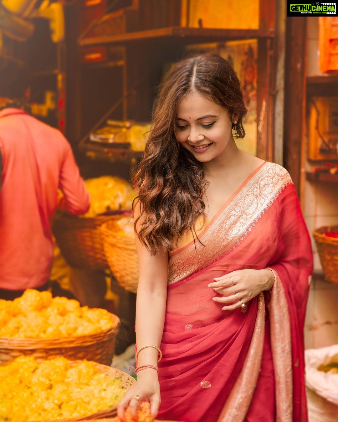 Devoleena Bhattacharjee Instagram - बिना धूप के कोई फूल खिल नहीं सकता और बिना प्रेम के मनुष्य जीवित नहीं रह सकता.❣️ . . . 💄 @talesofshadows 📸 @akshayphotoartist #devoleena #flowers #sareelove #ethnic