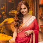 Devoleena Bhattacharjee Instagram – बिना धूप के कोई फूल खिल नहीं सकता और बिना प्रेम के मनुष्य जीवित नहीं रह सकता.❣️
.
.
.
💄 @talesofshadows 
📸 @akshayphotoartist 
#devoleena 
#flowers 
#sareelove 
#ethnic