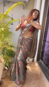 Devoleena Bhattacharjee Instagram - Trending reels can't be missed🔥🔥
.
.
#devoleena #devoleenabhattcharjee #trendingreels #reelkrofeelkro #reelitfeelit #dancersofinstagram #loveforsaree #saree