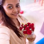 Devoleena Bhattacharjee Instagram – Late post 😇💐But thank you everyone for sending me these beautiful flowers…🌷