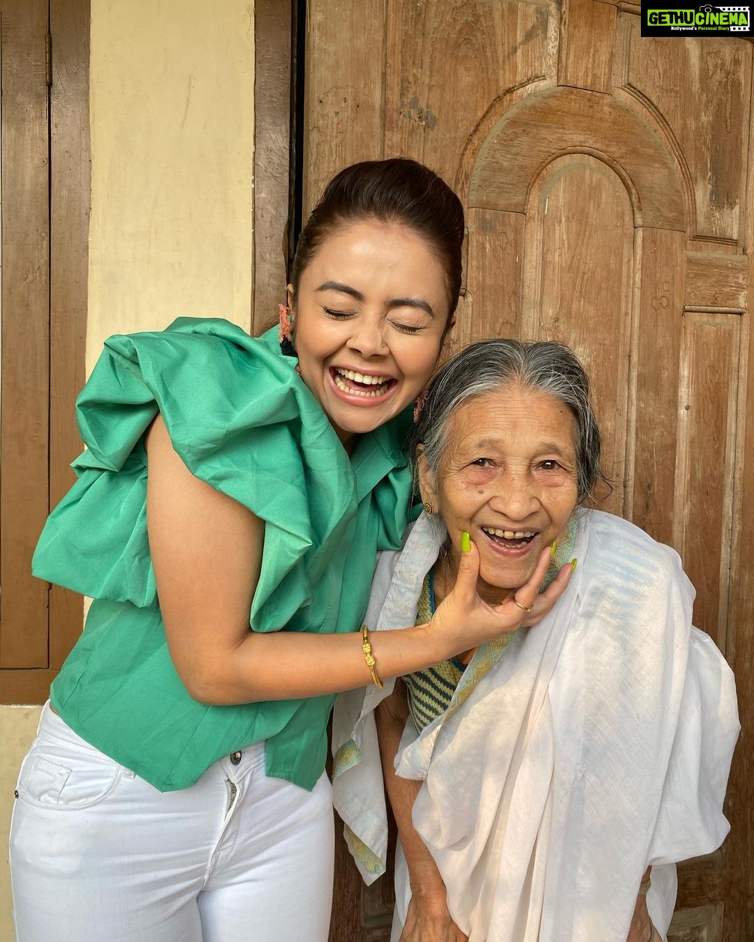 Devoleena Bhattacharjee Instagram - Aaita ❤️ #grandmom 90 & Countinggg 🥰🥰🥰😎😎😎