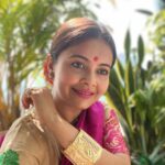 Devoleena Bhattacharjee Instagram – owre gosote mowe baahe lole
kokai pari diya khaw
baahore tokati xaji diya kokaiti
bihu mariboloi jau
bihure birina paate somoniya
bihure birina paat
bihu thake mane bihuke binaba
bihu gole binaba kak… 🥰🙏🏻

#HAPPYRONGALIBIHU 🌸 #devoleena