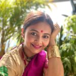 Devoleena Bhattacharjee Instagram - owre gosote mowe baahe lole kokai pari diya khaw baahore tokati xaji diya kokaiti bihu mariboloi jau bihure birina paate somoniya bihure birina paat bihu thake mane bihuke binaba bihu gole binaba kak... 🥰🙏🏻 #HAPPYRONGALIBIHU 🌸 #devoleena