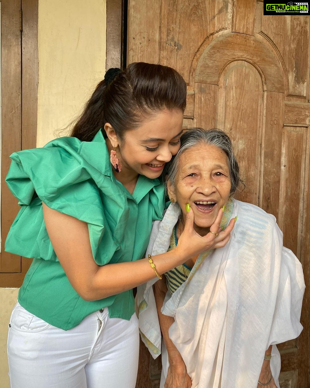 Devoleena Bhattacharjee Instagram - Aaita ❤️ #grandmom 90 & Countinggg 🥰🥰🥰😎😎😎