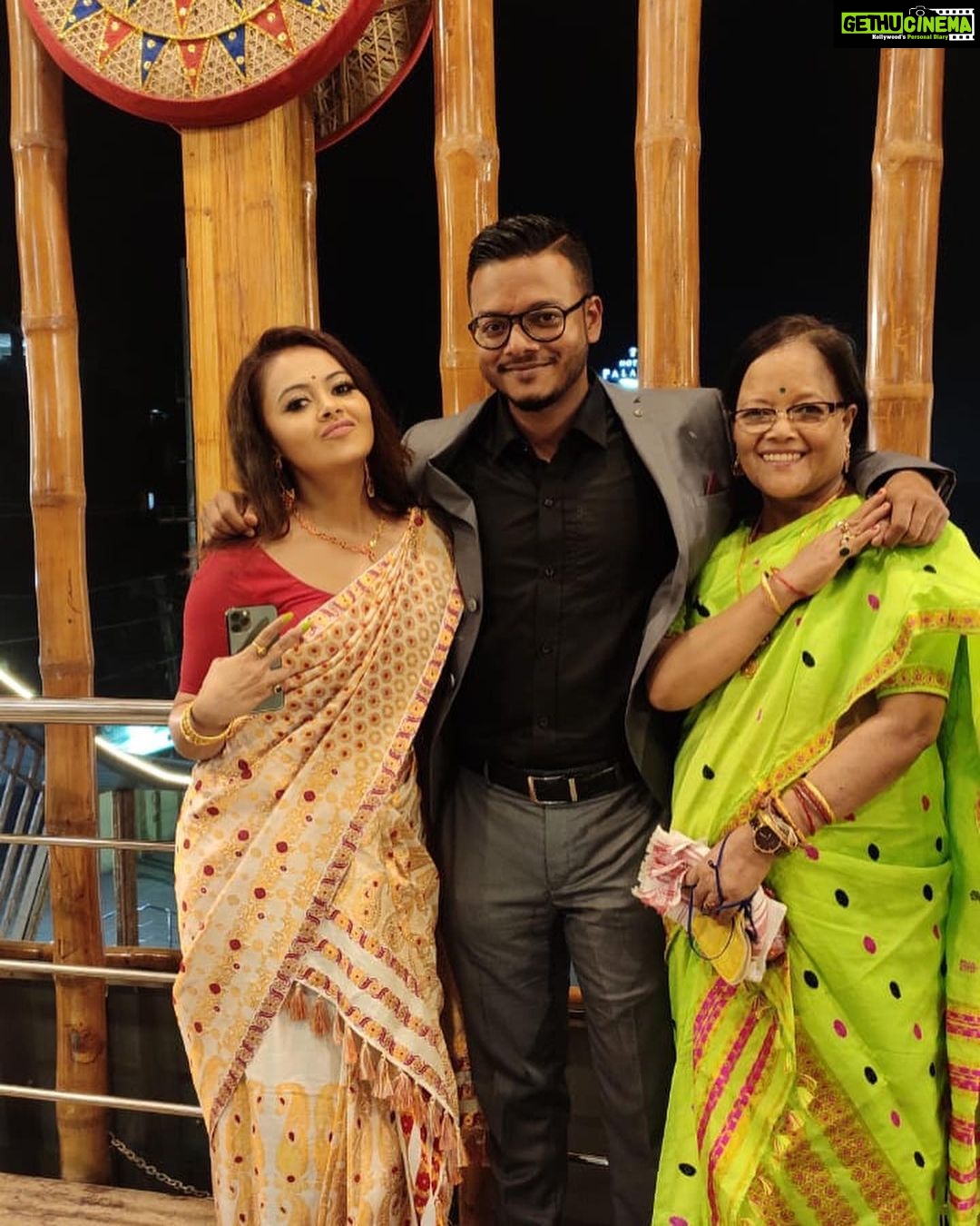 Devoleena Bhattacharjee Instagram - Swag waali Family 😎❤️😍🤗 . . . #devoleenabhattacharjee #bhattacharjeefamily #instafamily #assam