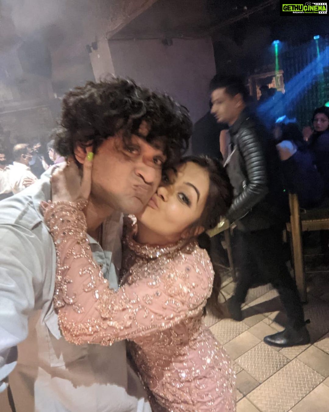Devoleena Bhattacharjee Instagram - Andddddd it was alll about madness but Happinesssss 😃😍❤️🤗 @vikasgupta.hapeace @imrashamidesai @rakhisawant2511 @vindusingh