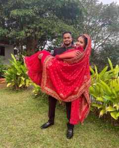 Devoleena Bhattacharjee Instagram - And yes proudly i can say i am taken & yes shonu “ CHIRAAG LEKAR BHI DHOONDTI TOH TUJH JAISA NAHI MILTA. 

You are the answer of my pain & prayers. I LOVE YOU SHONU ❤️🤗🧿

Lots of love to you all. Keep us in your prayers & bless us. 🥰🤗🙏🏻 

THE MYSTERIOUS MAN urff The Famous #SHONU AND TUM SAB K JIJA. 😍❤️
.
.
#devoleena #taken #couplegoals #finallyhooked