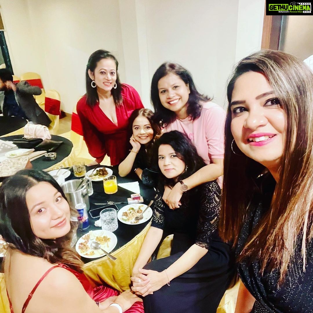 Devoleena Bhattacharjee Instagram - D nite was young all nite long & so were we💃🥂💖 #girlsliketoswing