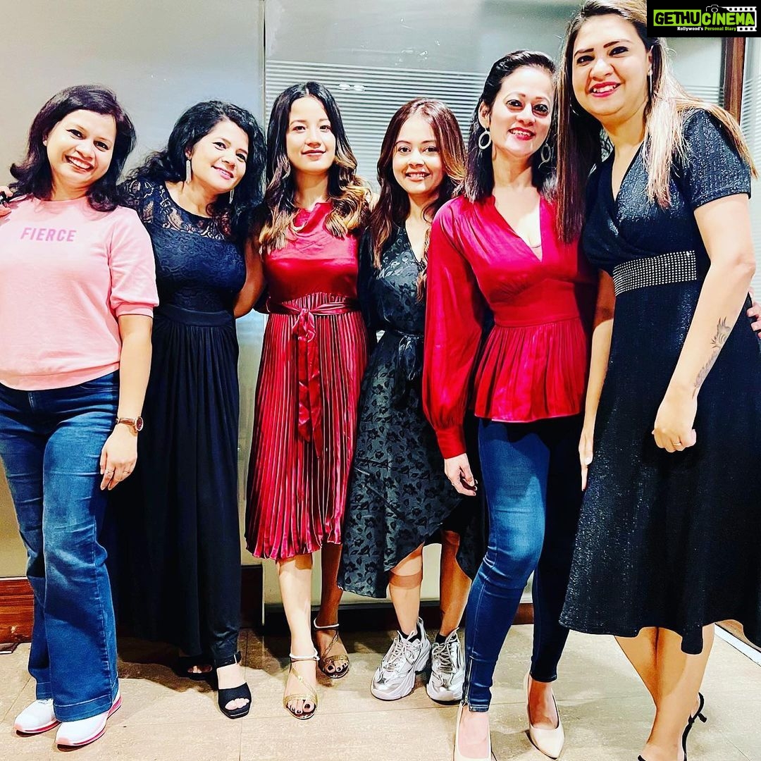 Devoleena Bhattacharjee Instagram - D nite was young all nite long & so were we💃🥂💖 #girlsliketoswing