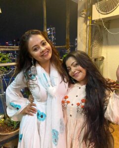 Devoleena Bhattacharjee Instagram - Jab koi kisi k saath nahi hota tha toh bas tu hi hoti thi...Divu tu hi toh meri apni thi jisse main daant sakti thi,ruth sakti thi,dil ki baat keh sakti thi..I know life was tooo hard on you..the pain is intorelable...but i know today you must be in a better place and free from all the sorrows,pains,sadness,cheats,lies..i will miss you divu and tu bhi jaanti thi i loved you and cared for you...Badi tu thi par bacchi bhi tu hi thi...God bless your soul.Jahan bhi hai tu abhi bas khush reh.You will be missed & remembered.I love you @divyabhatnagarofficial .Too soon to go my friend... Om shanti 🙏🏻🙏🏻