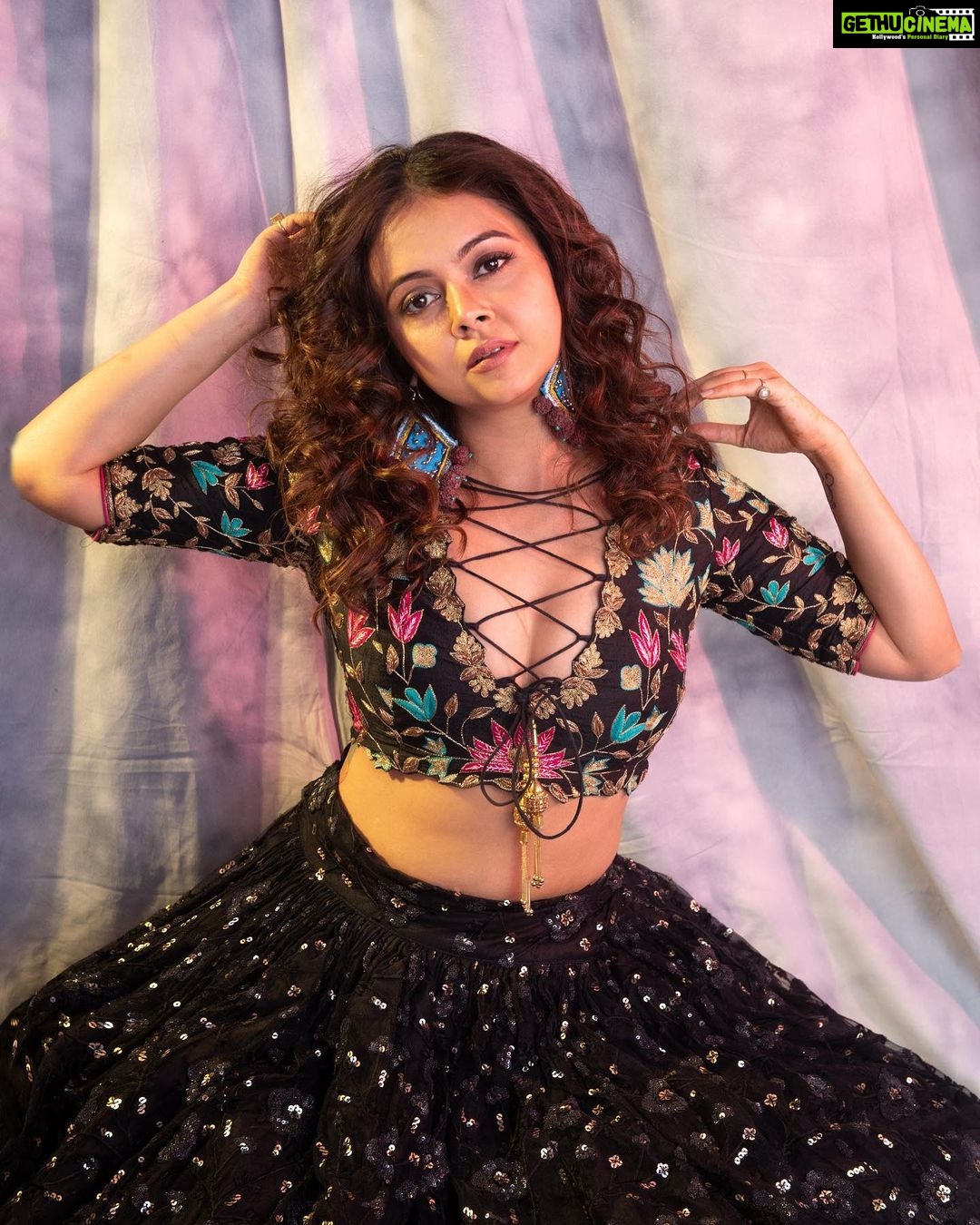 Devoleena Bhattacharjee Instagram - Tooo glam to give a damn ⭐️ . . . Hair and Makeup by @talesofshadows Photography by @kalyaam_ #devoleenabhattacharjee #glam #blissful #loveislove
