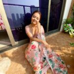 Devoleena Bhattacharjee Instagram - इस जीवन का ये एक सार है मेरे शिव का ये उपहार है 🌸 . . . Styled- @_kanupriya_garg Saree by @kankatala_ Coordination by @allboutcommunication