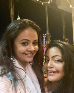 Devoleena Bhattacharjee Instagram - Jab koi kisi k saath nahi hota tha toh bas tu hi hoti thi...Divu tu hi toh meri apni thi jisse main daant sakti thi,ruth sakti thi,dil ki baat keh sakti thi..I know life was tooo hard on you..the pain is intorelable...but i know today you must be in a better place and free from all the sorrows,pains,sadness,cheats,lies..i will miss you divu and tu bhi jaanti thi i loved you and cared for you...Badi tu thi par bacchi bhi tu hi thi...God bless your soul.Jahan bhi hai tu abhi bas khush reh.You will be missed & remembered.I love you @divyabhatnagarofficial .Too soon to go my friend... Om shanti 🙏🏻🙏🏻