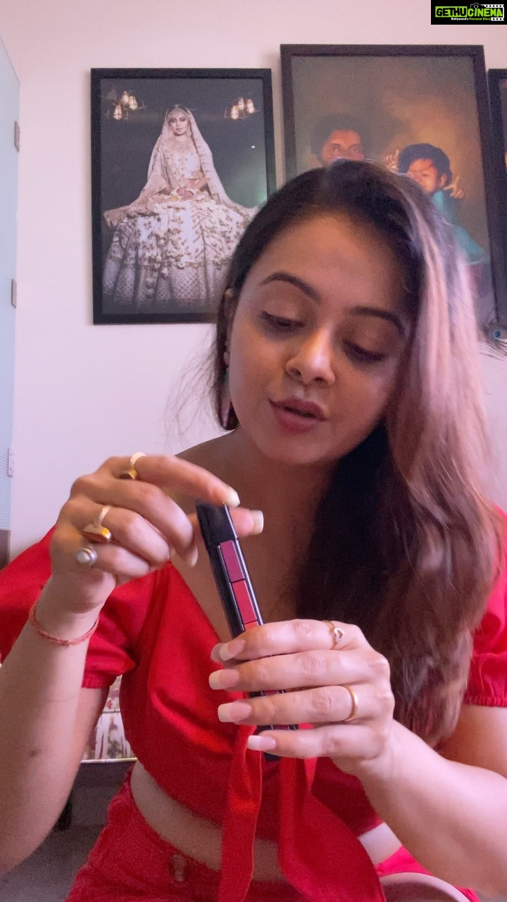 Devoleena Bhattacharjee Instagram - Gone are the days when I had to buy five lipsticks to suit my every makeup mood. Because now... first time ever Renee Fab 5 is here. My favorite 5 shades in 1 lipstick. All I need to do is pop, push and play so get yours today! Follow @reneeofficial to know more.... #reneecosmetics #reneefab5 #poppushplay @reneeofficial