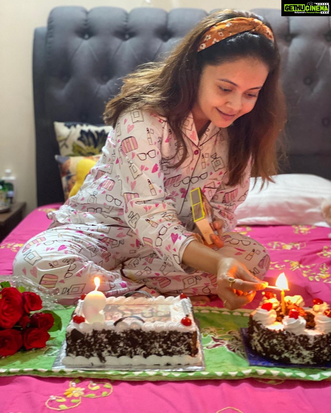 Devoleena Bhattacharjee Instagram - Hmmm 9 years🥰🙌🏻what to say..I am grateful and will always be to each and everyone for everything.Keep me in your prayers and keep loving me always. From Preeto to Sathiya to Biggboss the love i have recieved from you all is the strength that i keep fighting & moving on in life with pride & dignity. I LOVE YOU ALL.❤️ @dheeraj_kumarcel Sir @msrashmi2002_ mam @pawankumarmarut sir @endemolshineind Thank you sooo much for giving me the oppurtunities that i have been part of❤️🙏🏻. @anima_maa thank you Maa for your love and blessings🙏🏻😊🤗❤️.Love to all my fans ,friends,well wishers❤️🥰.And thank you @kunapareddyveera37 & Sagar for the cakes & flowers❤️🤗 . . . #9yearsandcounting #blessings #gratitude