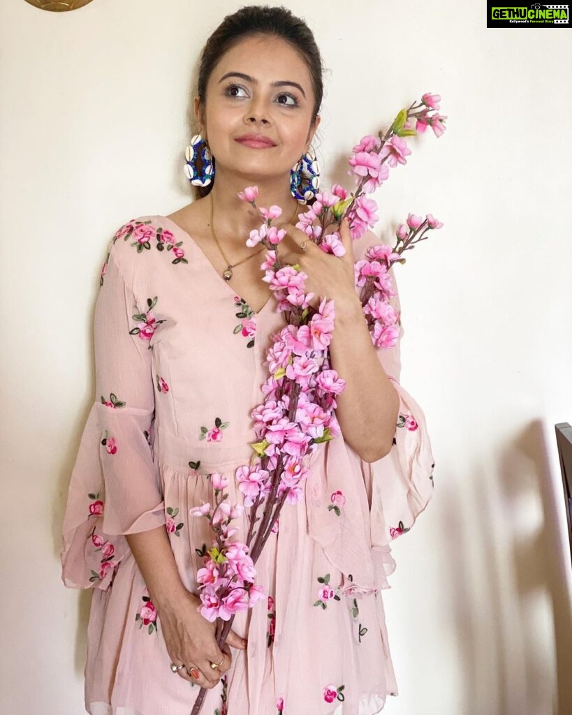 Devoleena Bhattacharjee Instagram - Happy Vibes 🌸 . . . Outfit @tees_nd_more Jewellery by @shopping_tweets #devoleenabhattacharjee #attitudeofgratitude #vibes #happiness