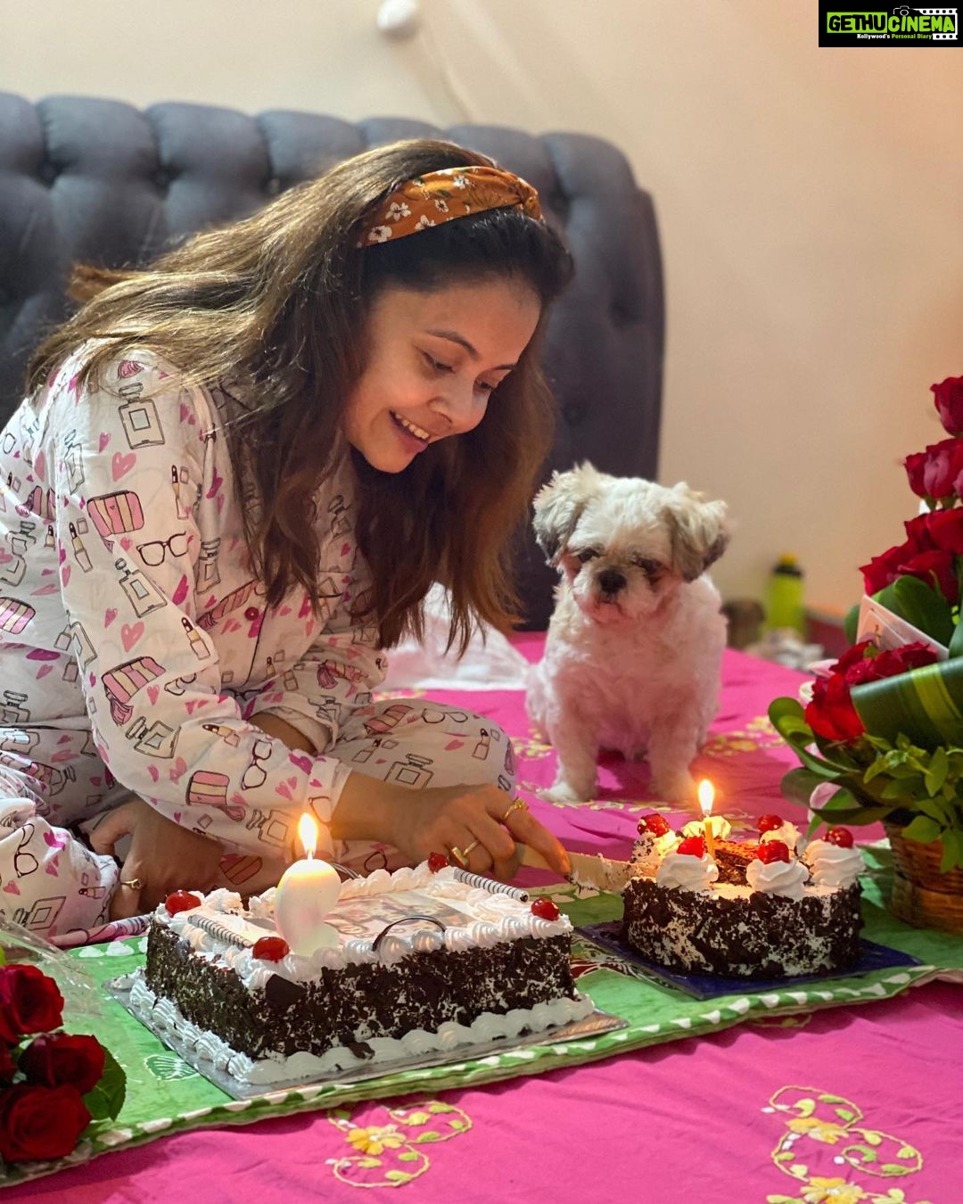 Devoleena Bhattacharjee Instagram - Hmmm 9 years🥰🙌🏻what to say..I am grateful and will always be to each and everyone for everything.Keep me in your prayers and keep loving me always. From Preeto to Sathiya to Biggboss the love i have recieved from you all is the strength that i keep fighting & moving on in life with pride & dignity. I LOVE YOU ALL.❤️ @dheeraj_kumarcel Sir @msrashmi2002_ mam @pawankumarmarut sir @endemolshineind Thank you sooo much for giving me the oppurtunities that i have been part of❤️🙏🏻. @anima_maa thank you Maa for your love and blessings🙏🏻😊🤗❤️.Love to all my fans ,friends,well wishers❤️🥰.And thank you @kunapareddyveera37 & Sagar for the cakes & flowers❤️🤗 . . . #9yearsandcounting #blessings #gratitude