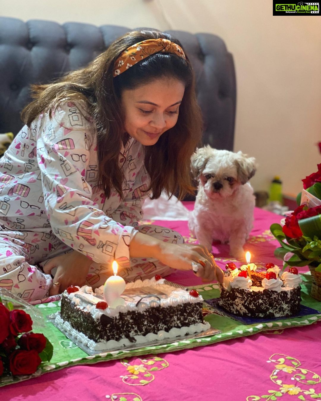 Devoleena Bhattacharjee Instagram - Hmmm 9 years🥰🙌🏻what to say..I am grateful and will always be to each and everyone for everything.Keep me in your prayers and keep loving me always. From Preeto to Sathiya to Biggboss the love i have recieved from you all is the strength that i keep fighting & moving on in life with pride & dignity. I LOVE YOU ALL.❤️ @dheeraj_kumarcel Sir @msrashmi2002_ mam @pawankumarmarut sir @endemolshineind Thank you sooo much for giving me the oppurtunities that i have been part of❤️🙏🏻. @anima_maa thank you Maa for your love and blessings🙏🏻😊🤗❤️.Love to all my fans ,friends,well wishers❤️🥰.And thank you @kunapareddyveera37 & Sagar for the cakes & flowers❤️🤗 . . . #9yearsandcounting #blessings #gratitude