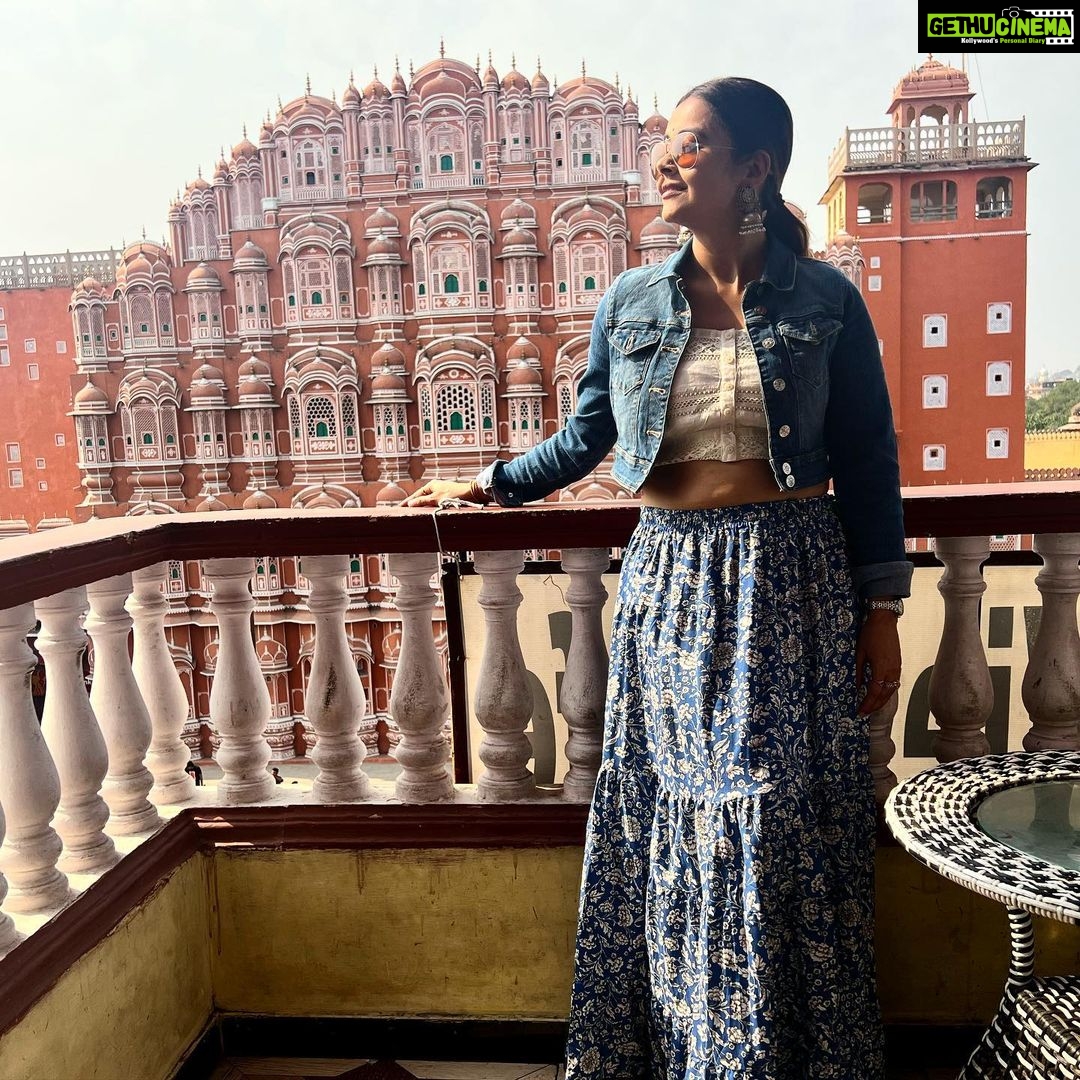 Devoleena Bhattacharjee Instagram - Gulabi Yeh Sheher 💖🥰 . . #jaipurdiaries #jaipur #devoleena #pinkcity #hawamahal #intadaily Hawa Mahal