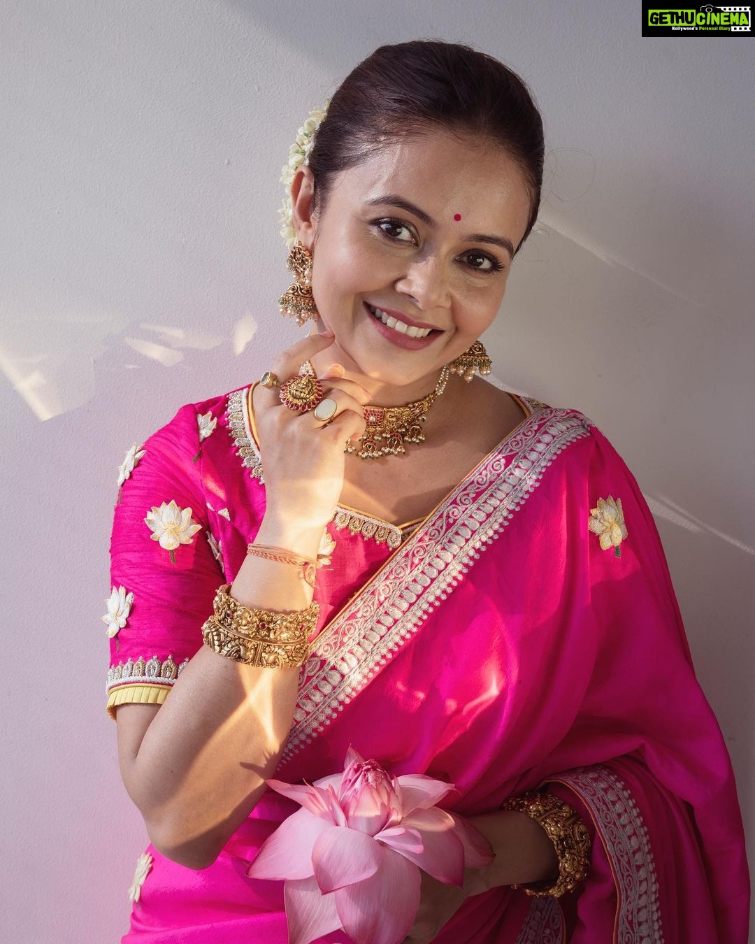 Devoleena Bhattacharjee Instagram - Shubho Ashthami. Dugga Dugga. 🪷🙏🏻 . . #asthami #duggadugga #duggaelo #durgapuja #devoleena #festivevibes #blissful Mumbai - मुंबई