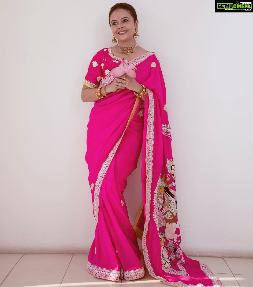 Devoleena Bhattacharjee Instagram - Shubho Durga Puja 🪷🙏🏻 . . . Wearing @sayantighoshdesignerstudio Photography - @akshayrathodphotography Make up & hair - @makeup_by__shraddha Jewellery by kameswari_jewellers_in Coordinated by @allboutcommunication . . #devoleena #durgapuja #durgapuja2022 #shasthi #navratri Mumbai - मुंबई