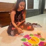 Devoleena Bhattacharjee Instagram - Choti Deepavali ki shubhkaamnayein. 🙏🏻❤️ #diwali #deepavali #chotidiwali #devoleena Mumbai - मुंबई