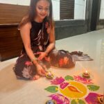 Devoleena Bhattacharjee Instagram - Choti Deepavali ki shubhkaamnayein. 🙏🏻❤️ #diwali #deepavali #chotidiwali #devoleena Mumbai - मुंबई