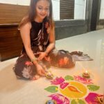 Devoleena Bhattacharjee Instagram - Choti Deepavali ki shubhkaamnayein. 🙏🏻❤️ #diwali #deepavali #chotidiwali #devoleena Mumbai - मुंबई