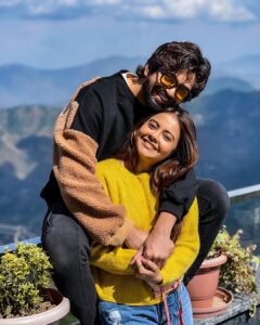 Devoleena Bhattacharjee Instagram - Finally… thamle (it’s official ) ❤️

#thamle #itsofficial @laukimMusic @pandoraagatekufri @anandmishra2013