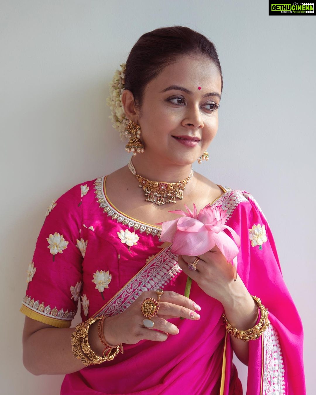 Devoleena Bhattacharjee Instagram - Shubho Ashthami. Dugga Dugga. 🪷🙏🏻 . . #asthami #duggadugga #duggaelo #durgapuja #devoleena #festivevibes #blissful Mumbai - मुंबई