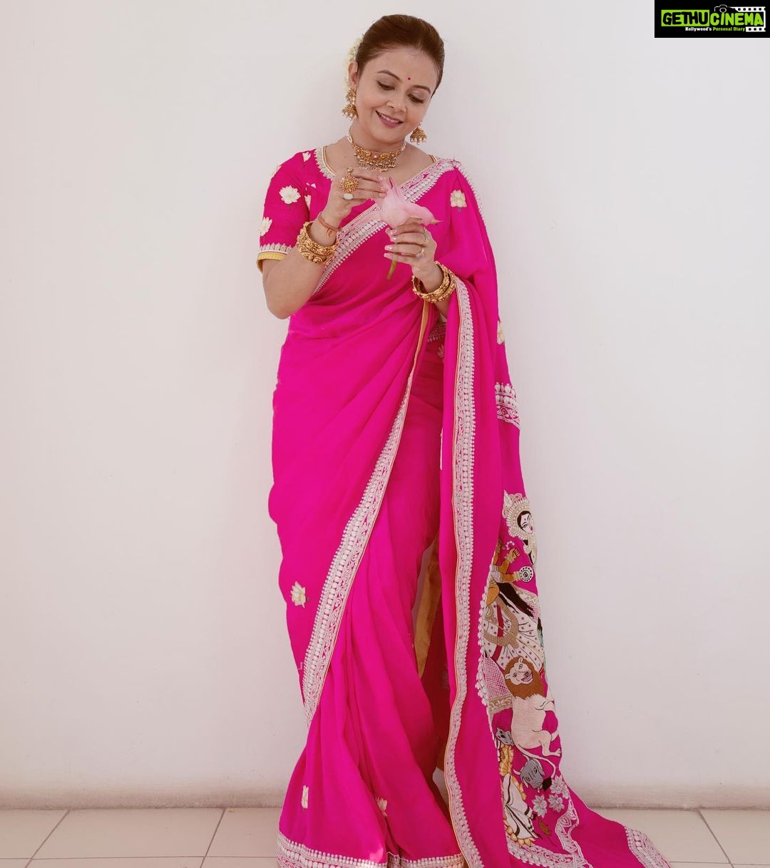 Devoleena Bhattacharjee Instagram - Shubho Durga Puja 🪷🙏🏻 . . . Wearing @sayantighoshdesignerstudio Photography - @akshayrathodphotography Make up & hair - @makeup_by__shraddha Jewellery by kameswari_jewellers_in Coordinated by @allboutcommunication . . #devoleena #durgapuja #durgapuja2022 #shasthi #navratri Mumbai - मुंबई