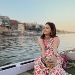 Devoleena Bhattacharjee Instagram - Grateful 🙏🏻😇 #HARHARGANGE #HarHarMahadev #devoleena Kashi Ganga Ghat