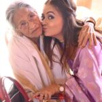 Devoleena Bhattacharjee Instagram – AITA 💔

Aita tumak moi bohut bhal pao

Tumak ketiyao e paahoribo nuarim

Tumar bhal puwar kunu tulonaaye naai

Tumaar muloi poka Omita mukhot haaniboloi je raakhi thuwa

Bisonire bisi Pithit haath phuraai di muk huwai diya

Moi ketiyao pahoribo nuaru

Raati puwa atatkoi hunkale uthi Haando gurir Ladoo aur Laal Saa

Tumar haator bonuwa Acchaaror huwaad etiyao jibhaat laagi ase

Bihut maa haalodhi re gaa dhuwa, pitha khuwa, goru gaa dhuwa, pothoraat Nou khuwa, tumar laakhuti loi tumak amoni kora kotha bure mur ontor khon bhaangi pelaise je tumi etiya aru naai amaar majot.

Amaar karone moi dukhi kintu moi tumaar baabe hukhi. 94 bosor tumi ei prithivik dila. Amaak morom , bhal pua, Sneh dila. Tumi hodai mur logot thakiba aru tumar ashirvaad hodaaye mur logot thakibo.

OM SHANTI 🙏🏻

HunMaa Mumbai – मुंबई