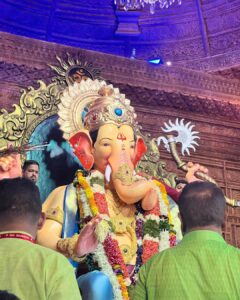 Devoleena Bhattacharjee Instagram - Since 2011 the bond is growing stronger & stronger. Thank you ❤️😇🤗🙏🏻🧿 #lalbaugcharaja #ganpatibappamorya #devoleena Mumbai - मुंबई