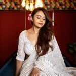 Devoleena Bhattacharjee Instagram - 💗 . . . . Makeup & Hair by @talesofshadows Assisted by @makeup_by_sharddha Photography by @akshayrathodphotography Saree by @_ensembles #devoleena #lovewhite #justforyou Mumbai Coworking