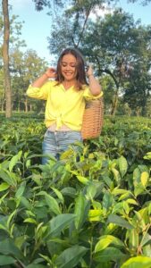 Devoleena Bhattacharjee Instagram - Axom dekhor baagisare suali…😍❤️👸 #devoleena #assam #teagarden #assamesegirl #reelitfeelit❤️❤️ #instagramreel #instagramvideo #kookie #shooting #film #awesomeassam Guwahati, Assam