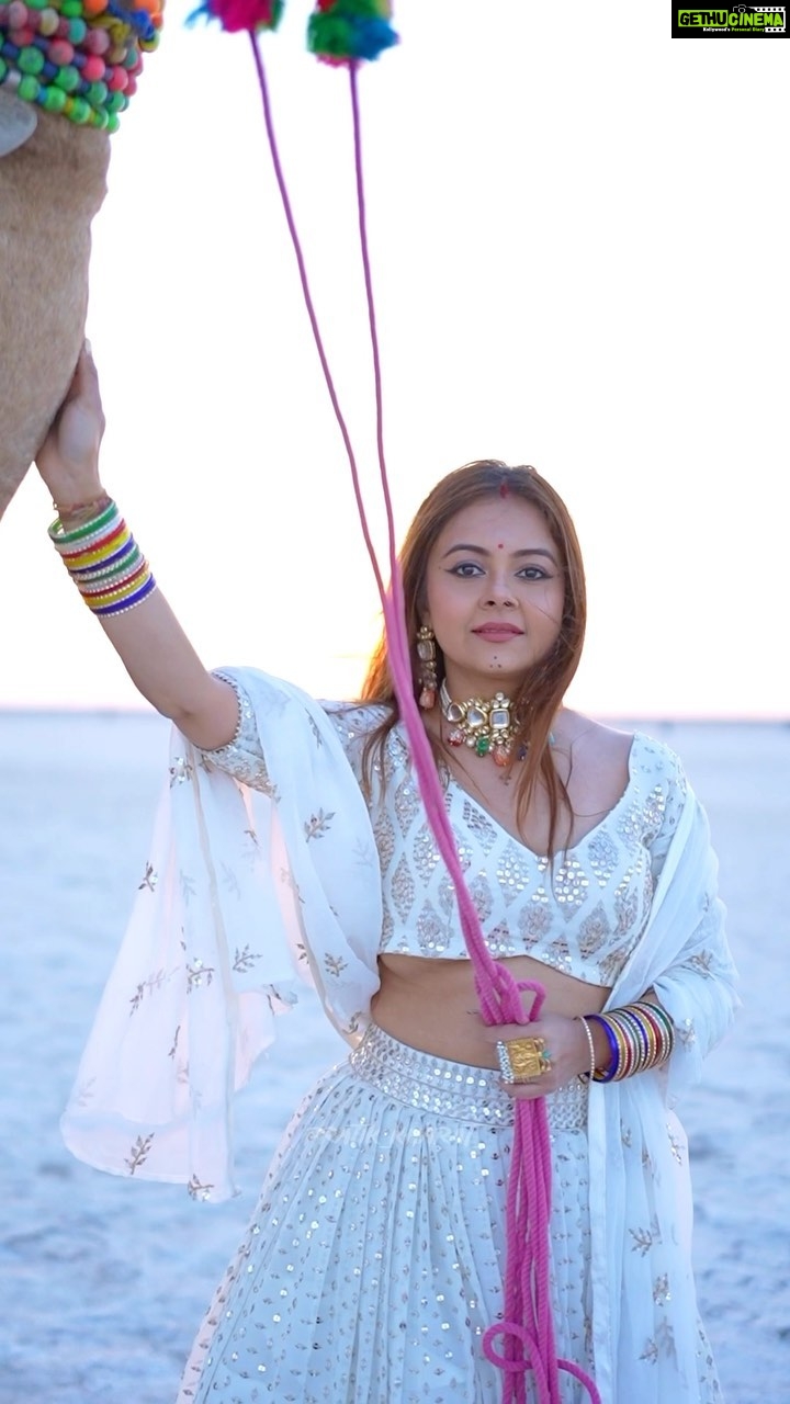 Devoleena Bhattacharjee Instagram - Aankhe π . . . In frame @devoleena Shot & edited @pratik_kharat_ . . Location @rannutsav . . #RannKeRang #RannUtsav2022 #rannkikahaaniya #gujarat #sathnibhanasaathiya #gopibahu #slowmotion #reelsinstagram #devoleena #nainowalene #reelphotography #travel #viptent #rannofkutch #portraitphotography #slowmotionvideo #reelkarofeelkaro Rann Utsav, Kutch, Gujarat