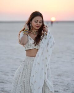 Devoleena Bhattacharjee Instagram - Phero na Nazar se Nazariya……🤍
.
.
.
Clicked by @pratik_kharat_ 
Outfit - @loveandlabelsbyhemakshii 

#RannKeRang, #RannUtsav2022, #RannKiKahaaniya #devoleena #instalove
